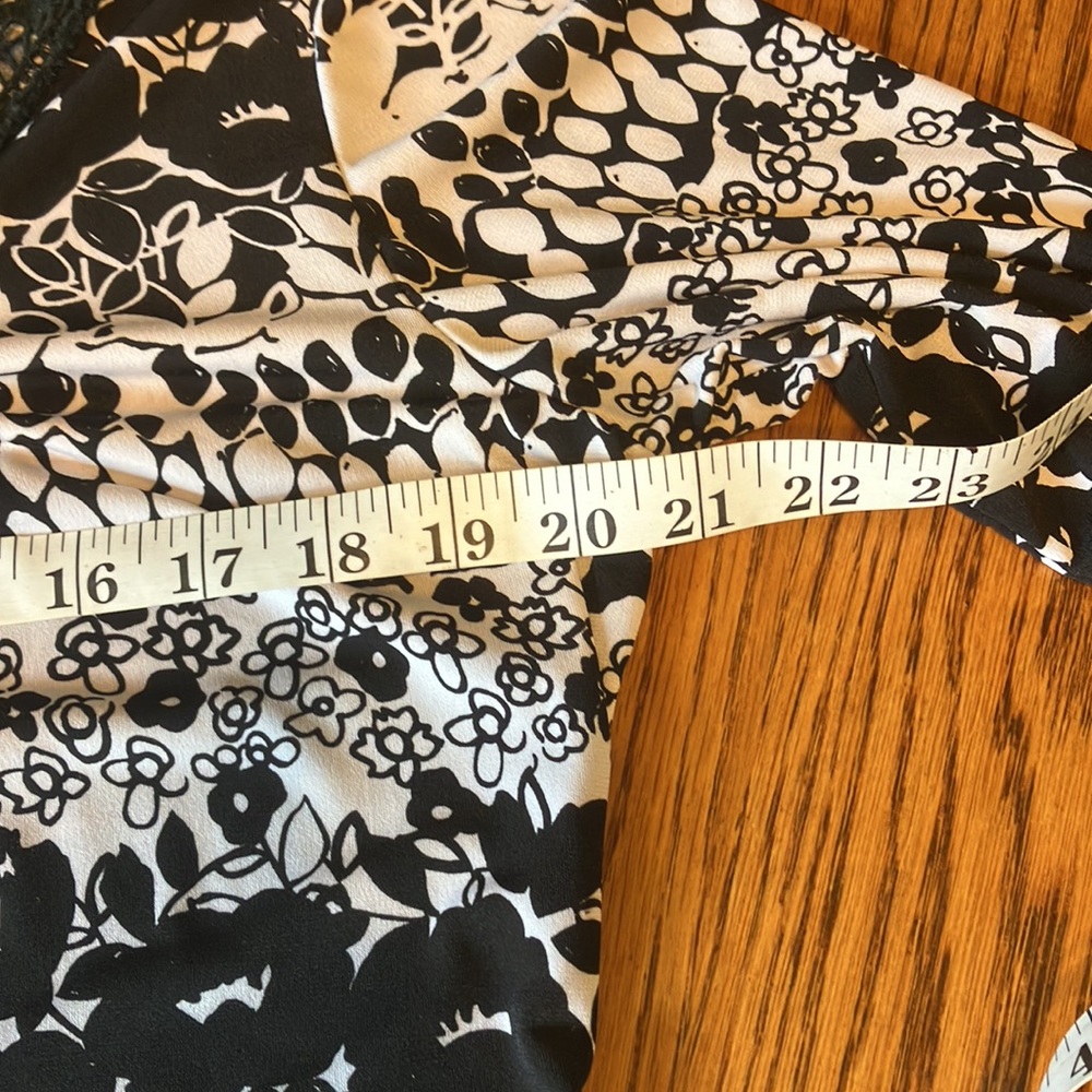 BLACK & WHITE XL LIKE NEW SUSAN LAWRENCE LACE CUTWORK NECK TOP - Picture 7 of 8